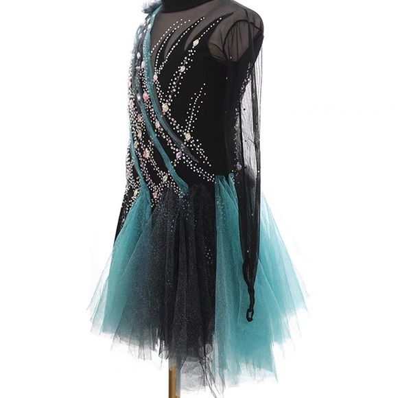 New Figure Skating Dress Size 12 (7~10T) with Hair Scrunchies (130~140cm) - Picture 5 of 5